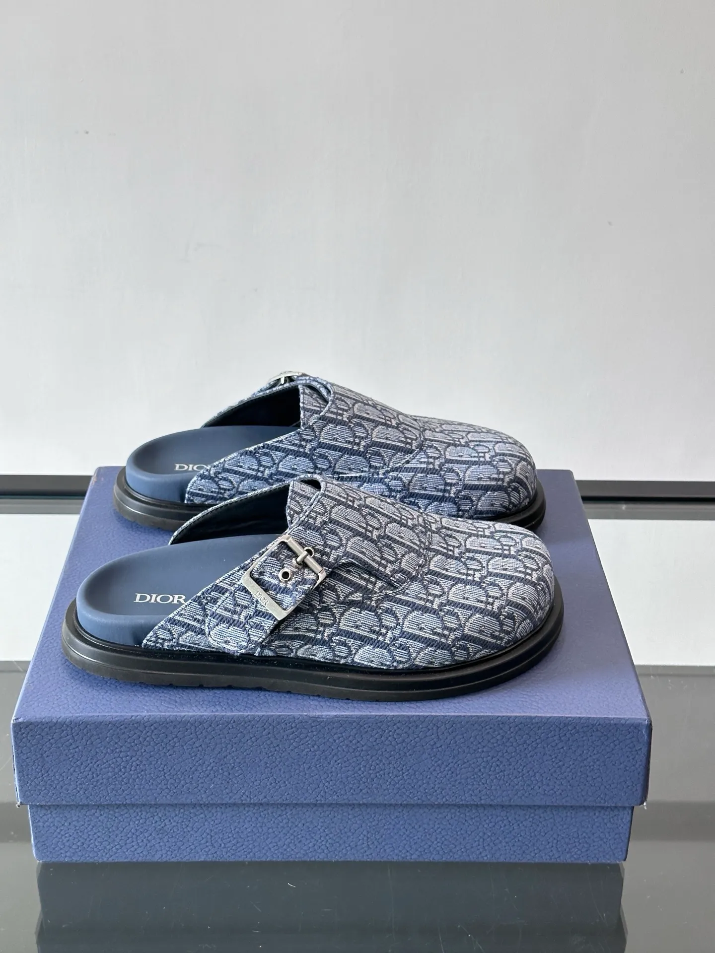 p340 "Dio＊" Brand new mules are available. I think cap-toe mules are really cool for boys. They are Dior's most classic oblique print and are fashionable and comfortable. These Dior Aqua mules combine modern style and classic design. Beige and black Oblique printed fabric upper with adjustable straps and a metal-clad copper alloy Dior buckle for added style. Paired with black leather, rubber and EVA notch soles, they can be easily paired with a variety of casual outfits. size: 38-45 (45 customized)